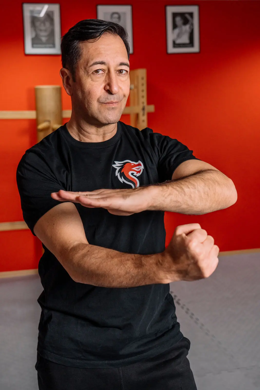 Hakan zeigt eine Schutzposition im Selbstverteidigungstraining für Erwachsene bei Dragon Defense in Singen