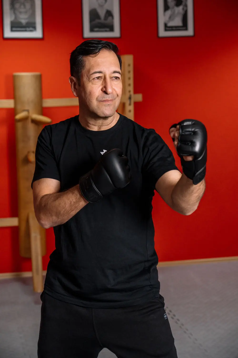 Hakan zeigt eine kontrollierte Kampfposition beim Dragon-Defense-Training in Singen