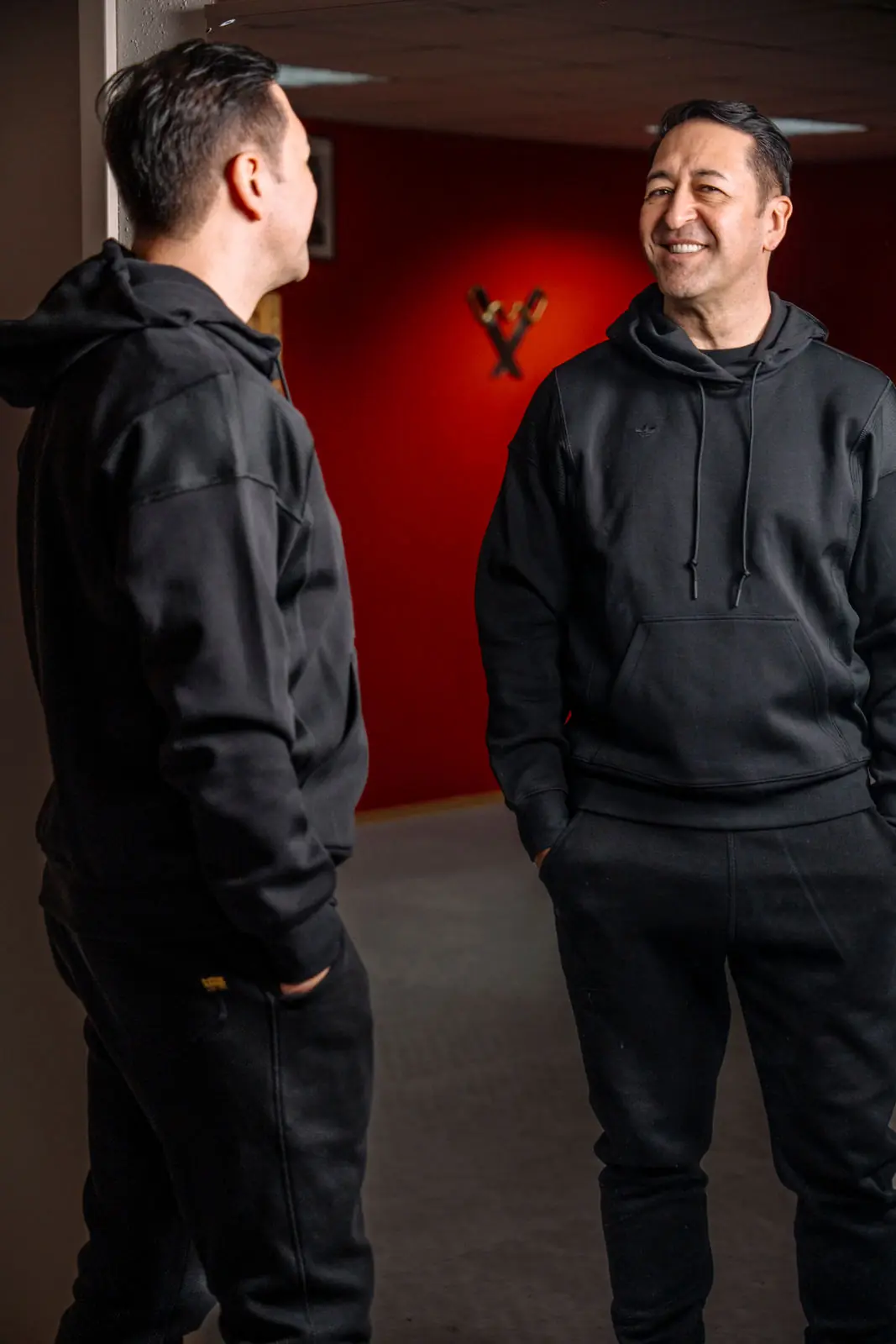 Hakan begrüßt einen Teilnehmer beim Probetraining von Dragon Defense in Singen