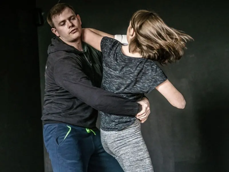 Partnertraining zur Befreiung aus einem Festhaltegriff bei Dragon Defense in Singen